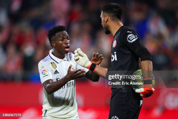 Vinicius Junior of Real Madrid argue with Paulo Gazzaniga of Girona FC during the LaLiga Santander match between Girona FC and Real Madrid CF at...