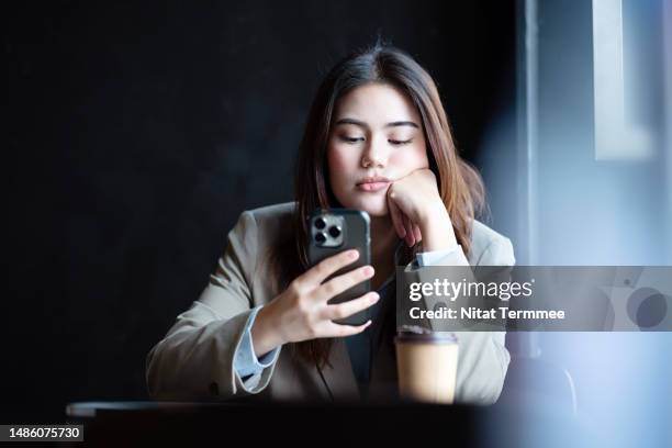 emotional intelligence and control your emotions as a small business owner. a frustrated young businesswoman reading a problematic e-mail message over a smartphone during a business journey. - emotional intelligence stockfoto's en -beelden