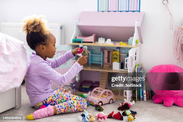 jugando solo con muñecas - muñeca juguete fotografías e imágenes de stock