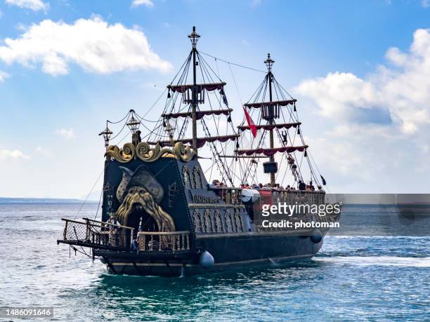 piraten-touristen-tourboot-attraktion - pirate flag stock-fotos und bilder