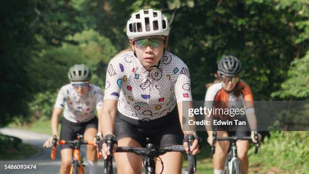 自転車競技アジア系中国人女性サイクリストの正面図、農村シーンの朝 - cycling vest ストックフォトと画像