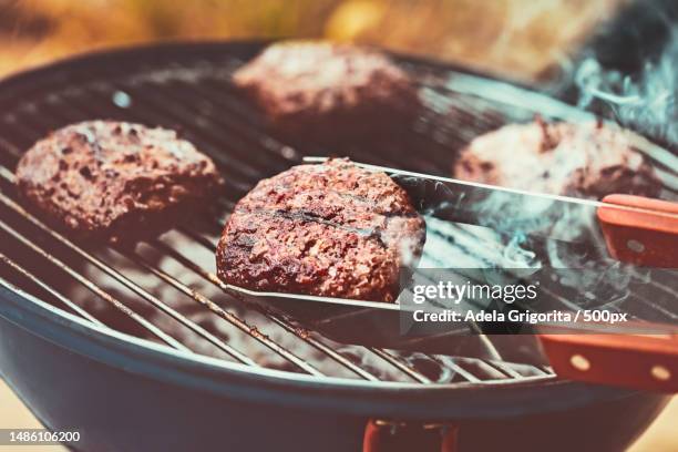 close-up of meat on barbecue grill,romania - burgers cooking grill stockfoto's en -beelden