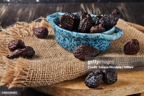 Dried Mission Figs In Glass Bowl On Burlap And Wooden Background, Foto de stock