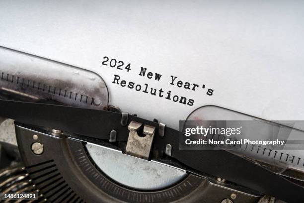 2024 new year's resolutions text on old typewriter - new years resolutions stock-fotos und bilder
