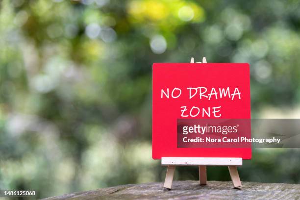 no drama zone text on mini red board - toxisch sociaal concept stockfoto's en -beelden