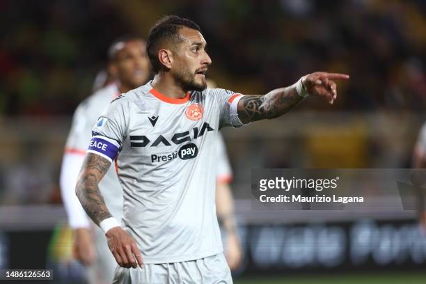Roberto Pereyra of Udinese gestures during the Serie A match between US Lecce and Udinese Calcio at Stadio Via del Mare on April 28, 2023 in Lecce,...