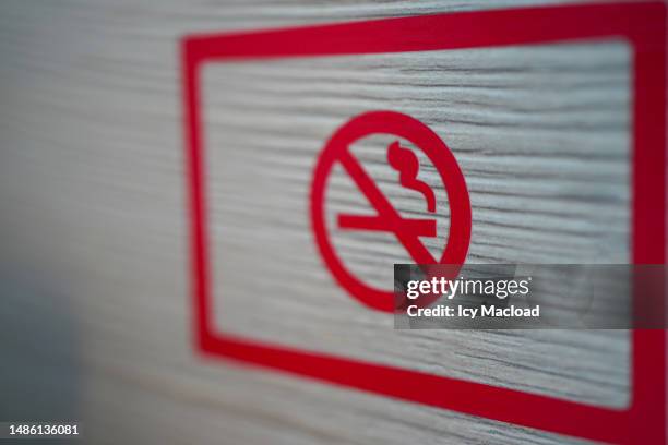 signage no smoking in red on a wooden background (3d side view) - antitabagismo imagens e fotografias de stock