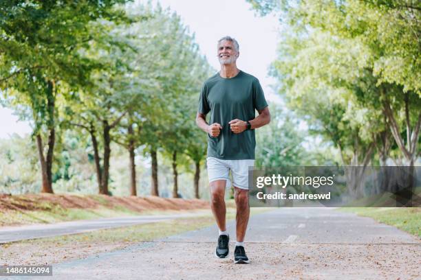 retrato de un anciano corriendo en el parque público - ropa de deporte fotografías e imágenes de stock
