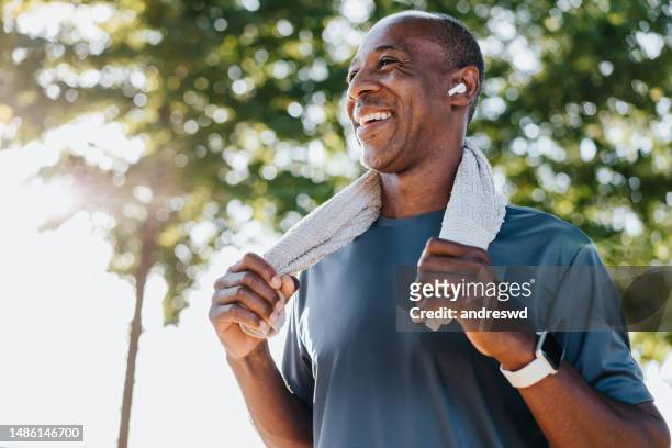 hombres maduros actividad física al aire libre - un solo hombre maduro and sonrisa fotografías e imágenes de stock
