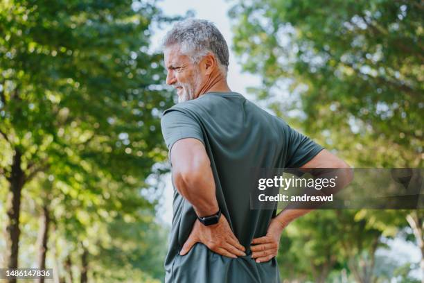 hommes âgés souffrant de maux de dos - back injury photos et images de collection