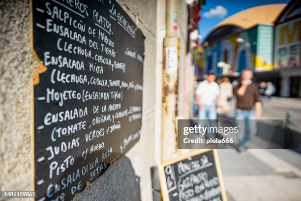 mujeres de turismo en madrid, españa - menú fotografías e imágenes de stock