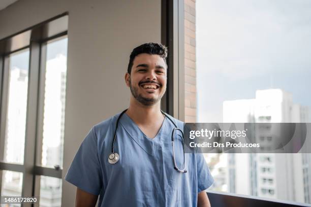 retrato de enfermero en su oficina - operating gown fotografías e imágenes de stock