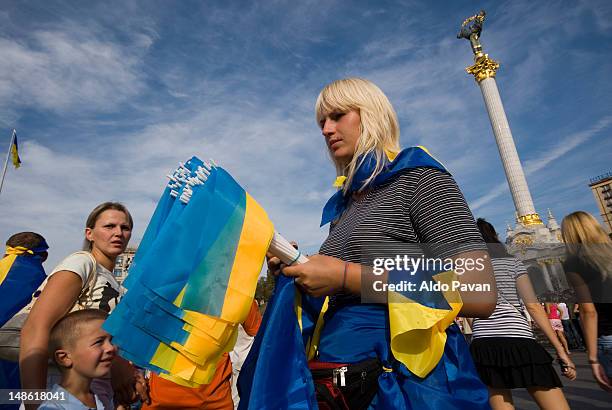 woman selling flags at maidan nezalezhnosti, celebration of the ukrainian independence. - キエフ 独立広場 ストックフォトと画像