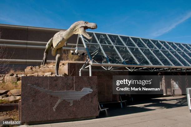 royal tyrrell dinosaur museum. - rappresentazione di animale foto e immagini stock