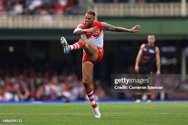 Lance Franklin of the Swans kicks a goal during the round seven AFL match between Sydney Swans and Greater Western Sydney Giants at Sydney Cricket...