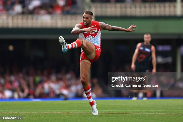 Lance Franklin of the Swans kicks a goal during the round seven AFL match between Sydney Swans and Greater Western Sydney Giants at Sydney Cricket...