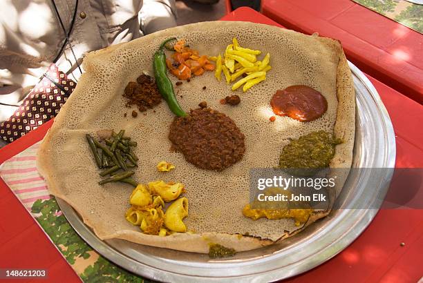 ethiopian food platter of injera bread and wat. - etiopia foto e immagini stock