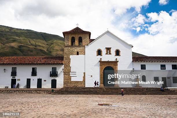 plaza mayor. - villa de leyva ストックフォトと画像