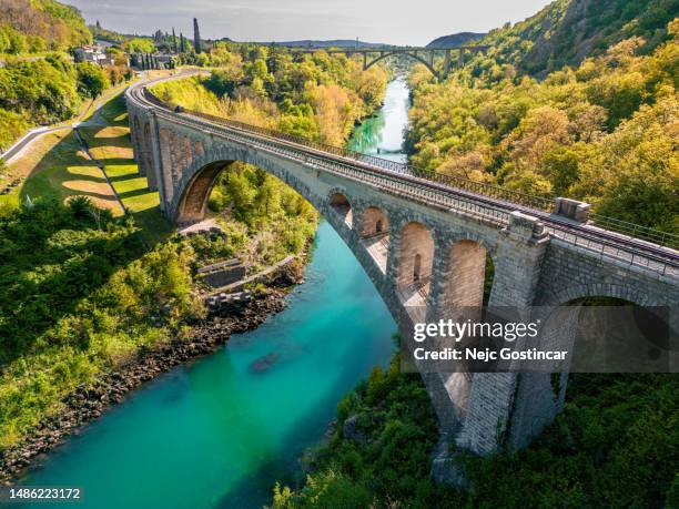 el puente de piedra de arco ferroviario más grande del mundo, vista aérea del puente solkan - eslovenia fotografías e imágenes de stock