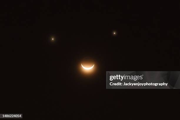 the moon and smiley star - satellite planétaire photos et images de collection