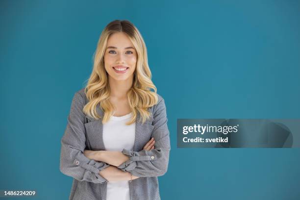 modische junge frau - blondes haar stock-fotos und bilder