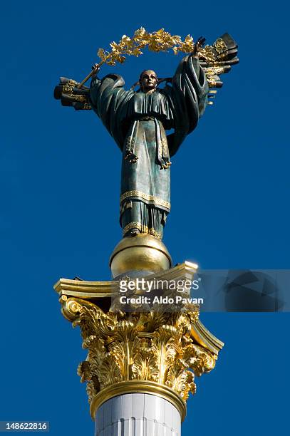 statue of berehynia or bereginia (female spirit) in maidan nezalezhnosti - maidan nezalezhnosti stock pictures, royalty-free photos & images