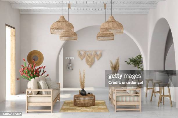 modernes wohnzimmer-interieur mit holzmöbeln, pendelleuchten und topfpflanze - boho-stil stock-fotos und bilder