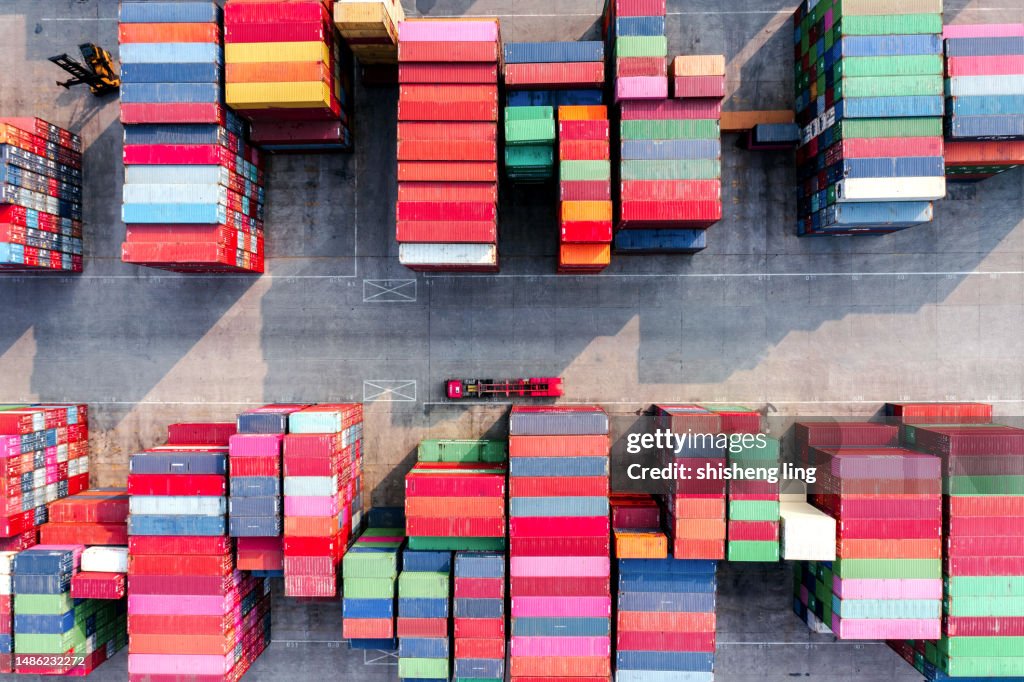 Vista aérea e vista superior., navio porta-contêineres em negócios de exportação e importação e logística.