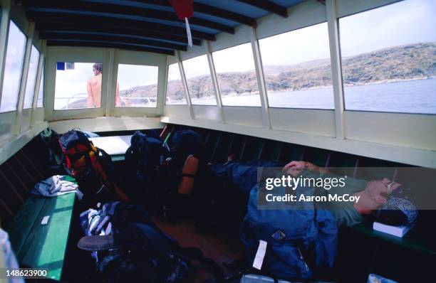 boat trip to isla sol on lago titicaca. - lago titicaca 個照片及圖片檔