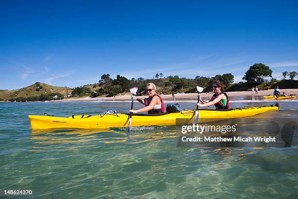 kayaking is a popular activity on the coromandel peninsula. from hahei beach it is an easy paddle to the famed cathedral cove - halbinsel coromandel peninsula stock-fotos und bilder