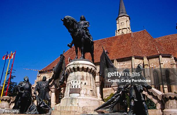 statue of matthias corvinus and st michael's church. - cluj-napoca romania stock pictures, royalty-free photos & images