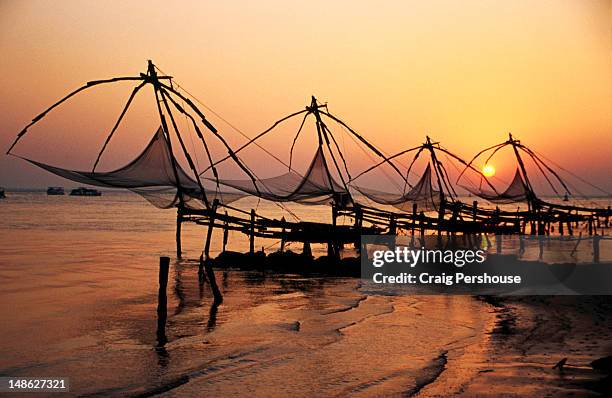 chinese fishing nets at vypeen island. - cochin stockfoto's en -beelden