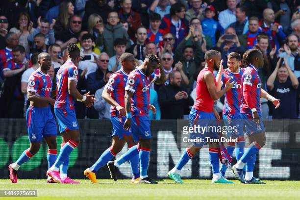 Jordan Ayew of Crystal Palace celebrates with teammates after scoring the team's first goal during the Premier League match between Crystal Palace...