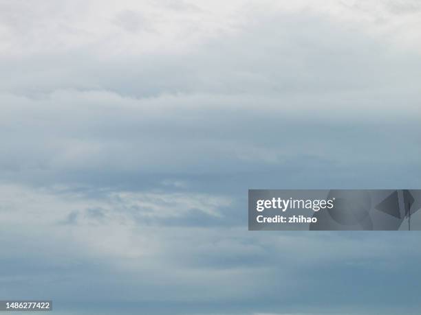 cloudy sky - nuvoloso foto e immagini stock