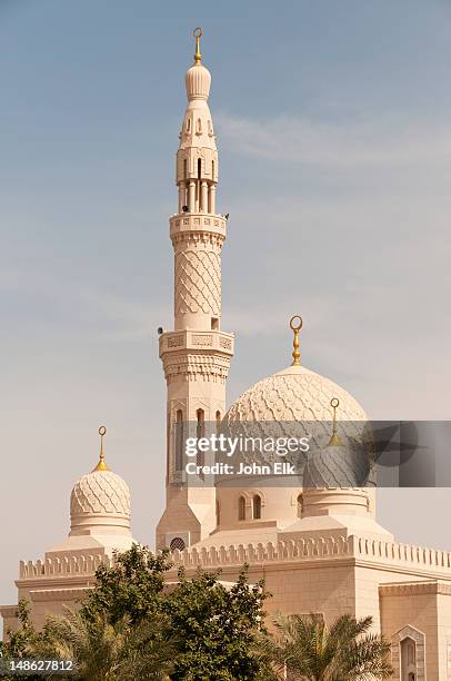 jumeira mosque, exterior. - minaret stockfoto's en -beelden