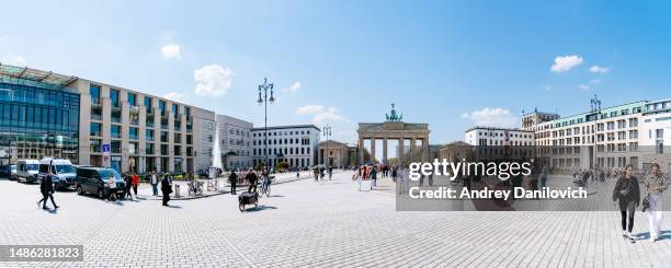 berlin in a sunny spring day, panorama of the pariser platz. - brandenburg stock pictures, royalty-free photos & images