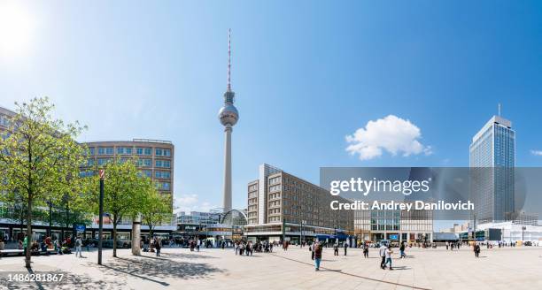 hochauflösendes panorama des alexanderplatzes in berlin vor blauem himmel. - berlin sommer stock-fotos und bilder