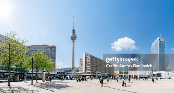panorama de alta resolução da alexanderplatz em berlim contra o céu azul. - torre de televisão berlim - fotografias e filmes do acervo