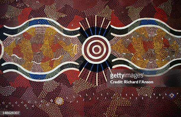 indigenous australian dot painting on a shopfront. - aboriginal dot painting stockfoto's en -beelden