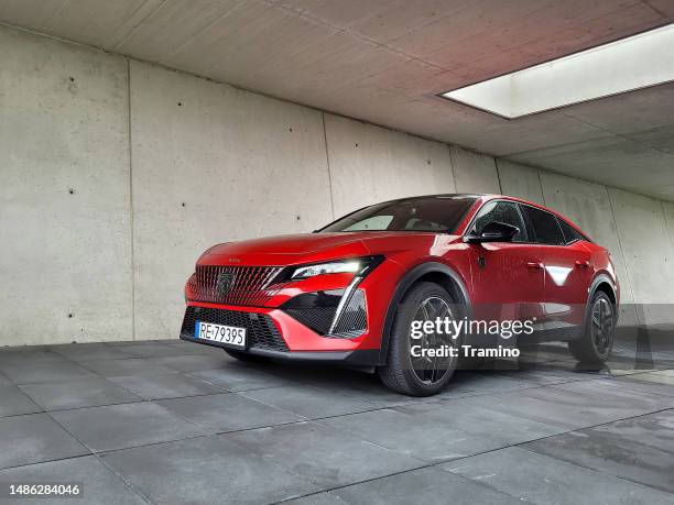 peugeot 408 su una strada - tre quarti anteriore foto e immagini stock