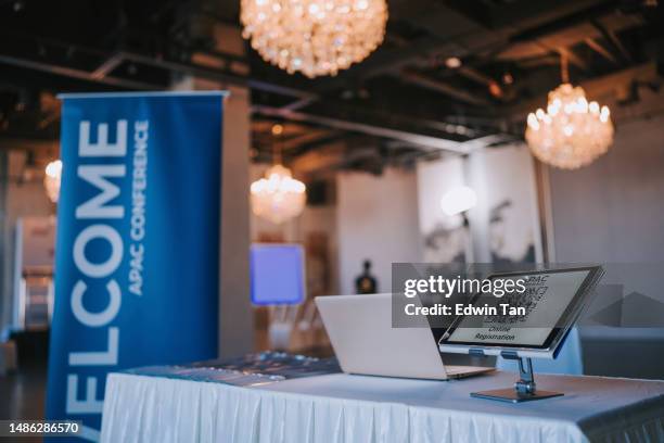 apac registration counter with digital tablet display qr code for self check in at hotel business conference entrance hall - sala de imprensa imagens e fotografias de stock
