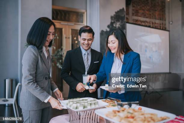 asian seminar participants picking up food and drink in business conference meeting coffee break - banquet hall stockfoto's en -beelden