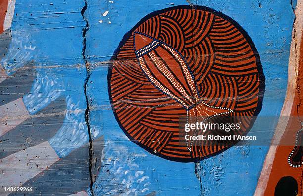 indigenous fish mural on a water-tank outside kununurra in the eastern kimberley region. - kununurra imagens e fotografias de stock