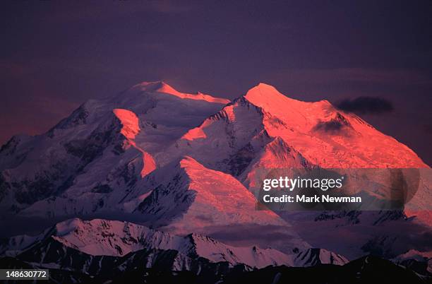 the north side of mt mckinley (20320ft or 6194m) the highest peak in denali national park. - mt mckinley ストックフォトと画像