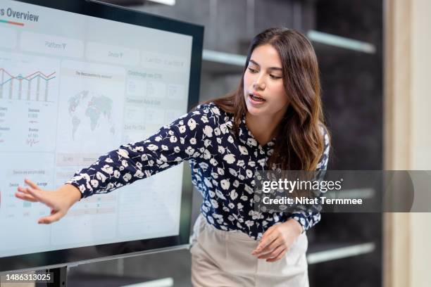 rebranding products and services are eco-friendly initiatives that can benefit your business. products development manager leading a meeting to improve and determine brand consistency, coherence, and eco-friendly with her team in a business office. - initiative stock-fotos und bilder