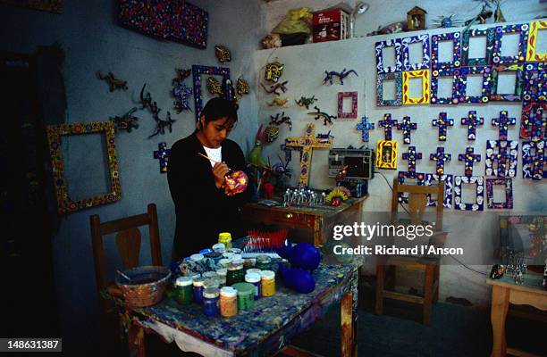 artist painting alebrijes, brightly painted wooden animals - san martin tilcajete, oaxaca - alebrije stock-fotos und bilder