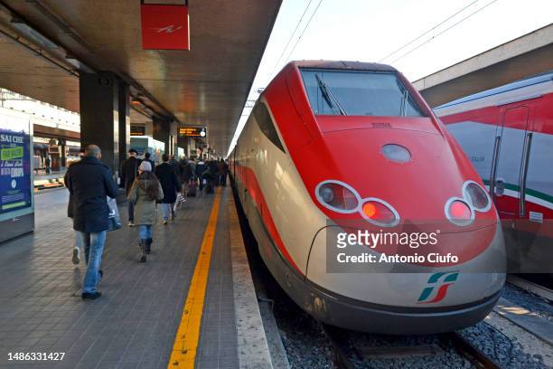 train trenitalia alta velocità "frecciarossa"  in roma termini train station, italy - velocità fotografías e imágenes de stock