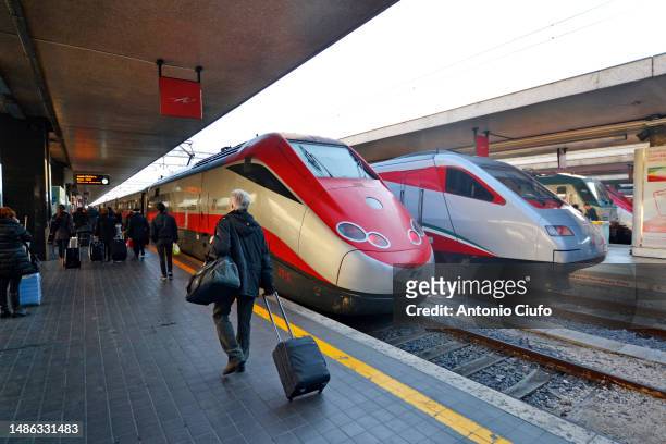 trains trenitalia alta velocità "frecciarossa" and "frecciargento" in roma termini train station, italy - velocità fotografías e imágenes de stock