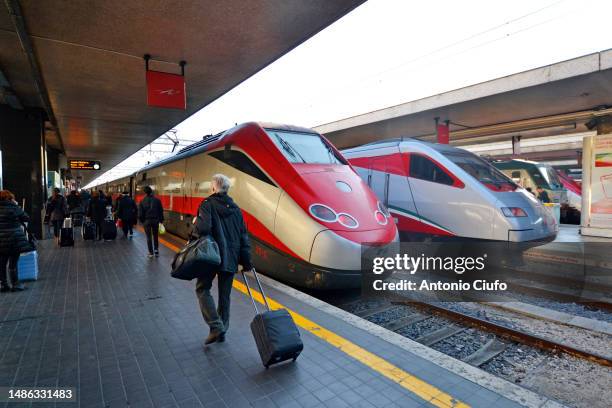 trains trenitalia alta velocità "frecciarossa" and "frecciargento" in roma termini train station, italy - velocità photos et images de collection