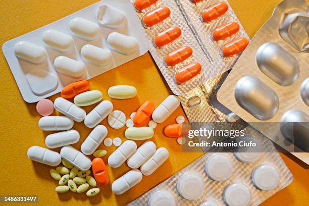 variety of medicines in pill form, vitamins and dietary supplements - droga recreativa imagens e fotografias de stock